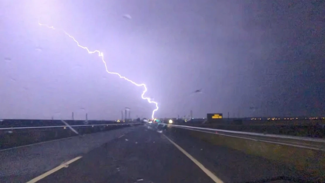 Kars'ta gökyüzü şimşeklerle aydınlandı