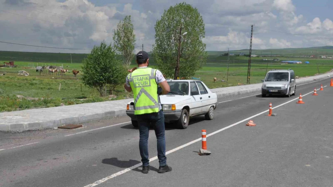 Kars'ta güvenlik ve trafik uygulamaları sürüyor