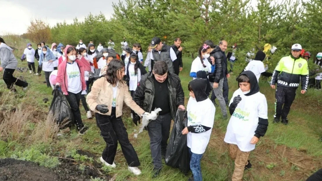 Kars'ta hatıra ormanındaki çöpler toplandı