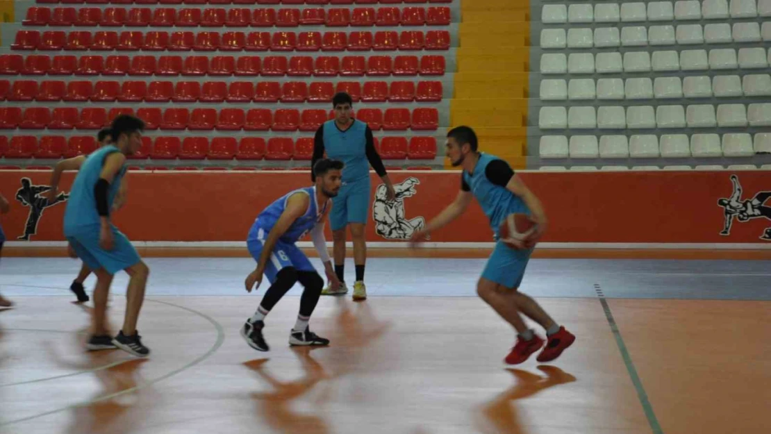 Kars'ta İller Arası Basketbol Turnuvası nefesleri kesiyor