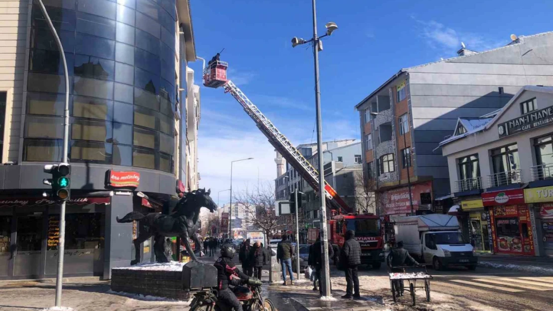 Kars'ta itfaiye çatılardaki buz sarkıtlarını kırıyor