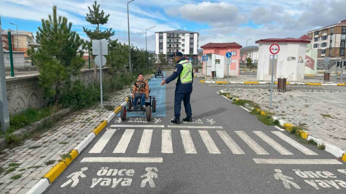 Kars'ta Jandarma Trafik Eğitim Parkı'nda öğrencilere eğitim verdi