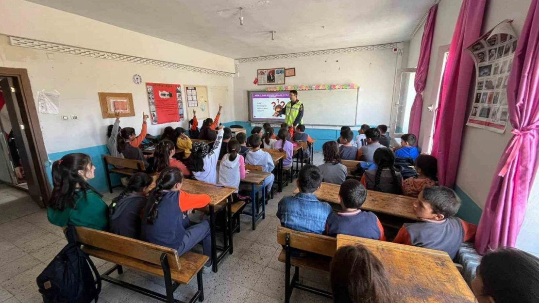 Kars'ta jandarmadan öğrencilere trafik eğitimi