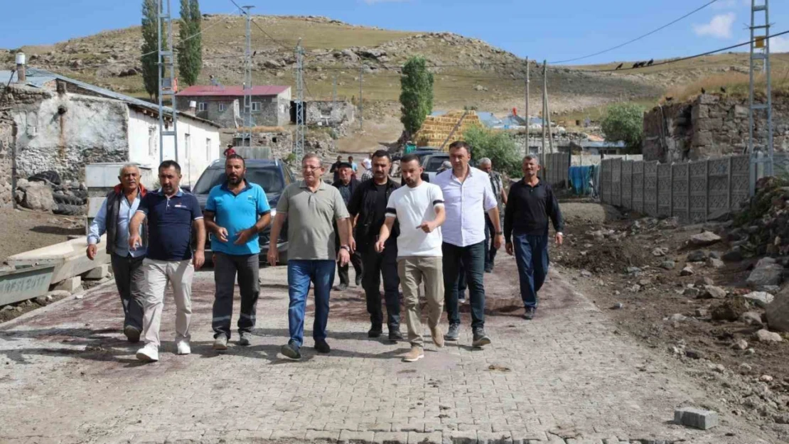 Kars'ta köy yollarına kilitli parke taş yapılıyor