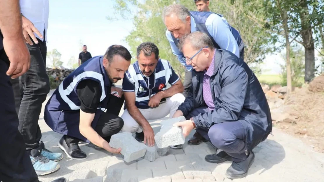 Kars'ta köy yollarına parke kilitli taş döşeniyor