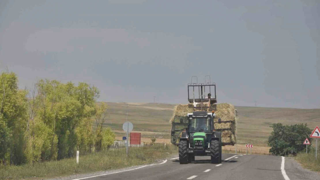 Kars'ta ot yüklü traktörler sürücülere zor anlar yaşatıyor