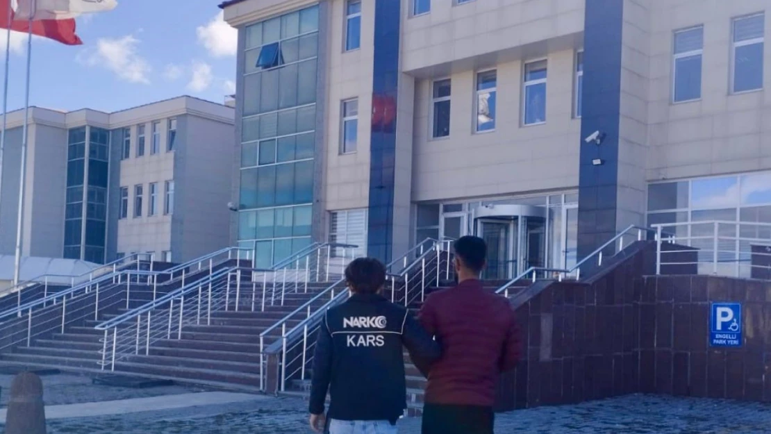 Kars'ta otomobil tavanına saklanan uyuşturucu Şila'ya takıldı