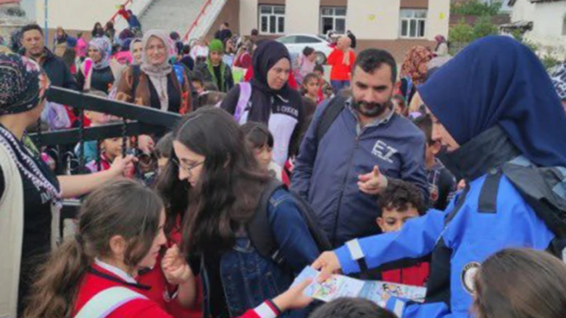 Kars'ta polis öğrencileri bilgilendirdi