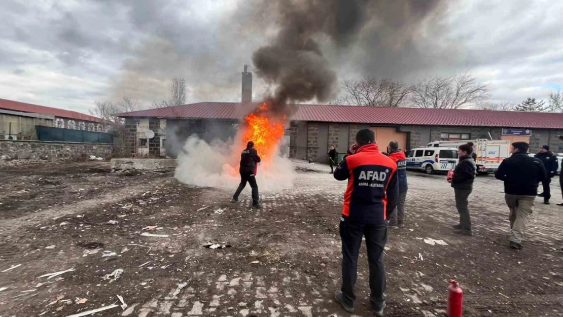 Kars'ta polise afet farkındalık ve yangın eğitimi verildi