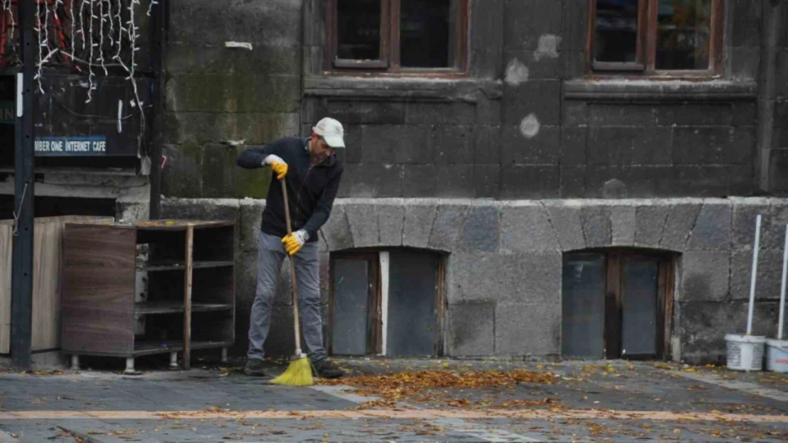 Kars'ta temizlik işçilerinin yaprak mesaisi başladı