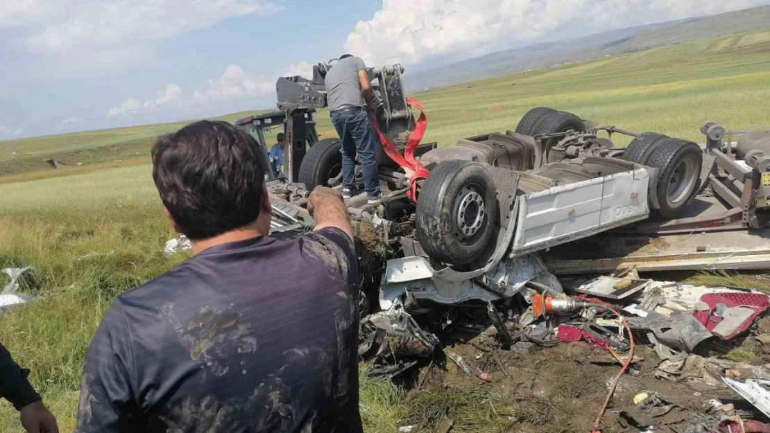 Kars'ta tırda sıkışan sürücüyü AFAD kurtardı