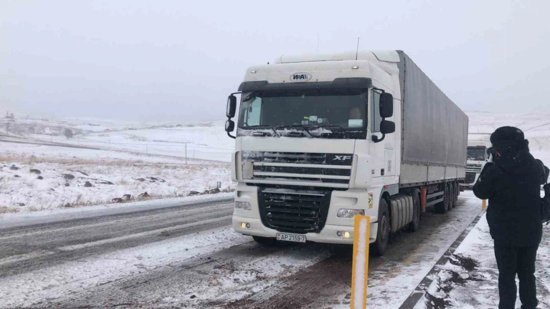 Kars'ta tırlar yolda mahsur kaldı