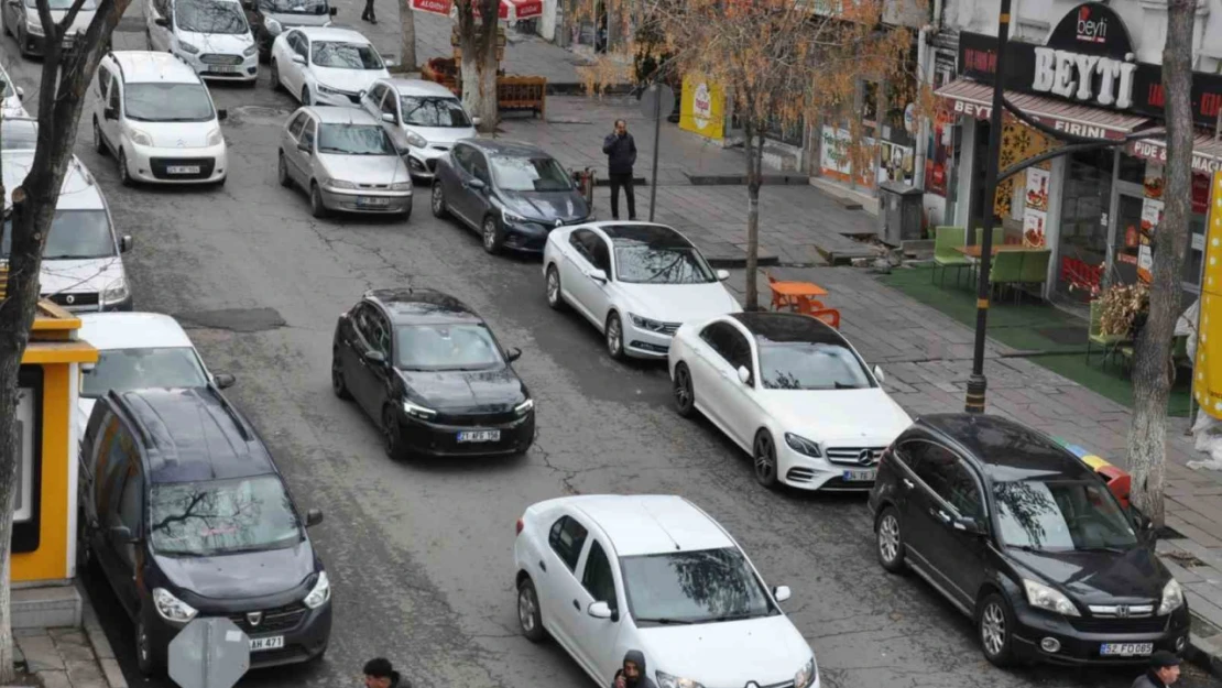 Kars'ta trafiğe kayıtlı araç sayısı 50 bine ulaştı: Park sorunu büyüyor