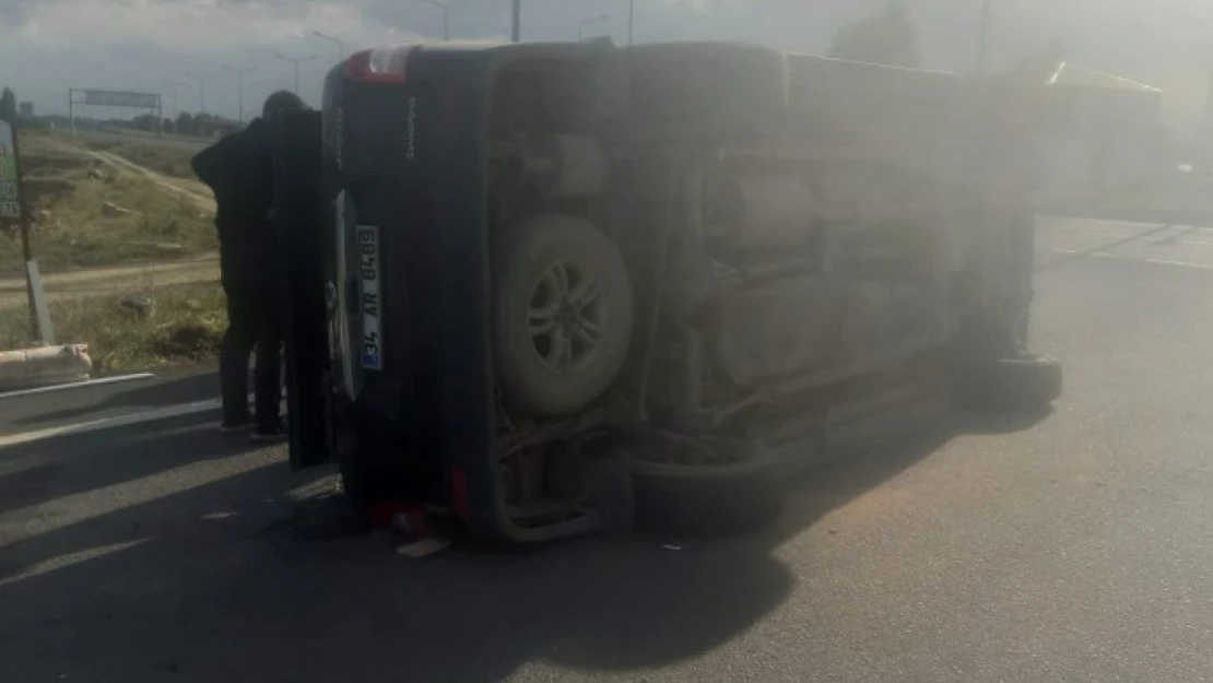 Kars'ta trafik kazası: Araçlardan biri yan yattı