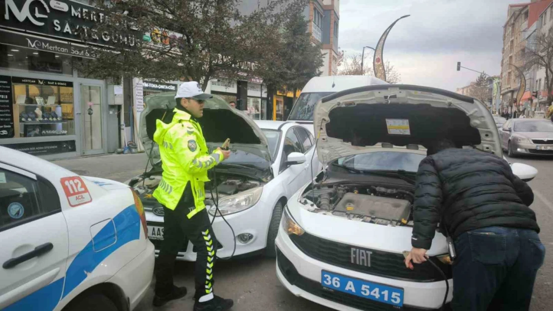 Kars'ta trafik polislerinden yürek ısıtan hareket