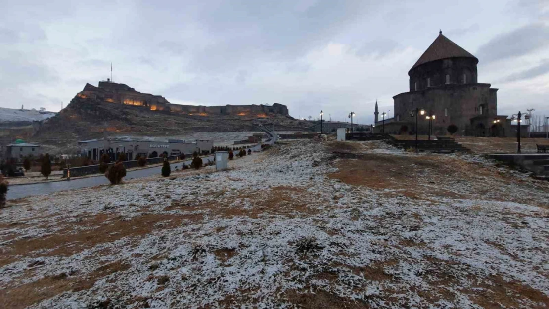 Kars'ta yağan karla tarihi yapılarda kartpostal görüntüler oluştu