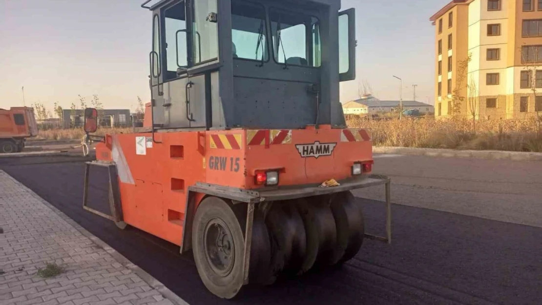 Kars'ta yeni otogar için sıcak asfalt yol çalışmaları başladı