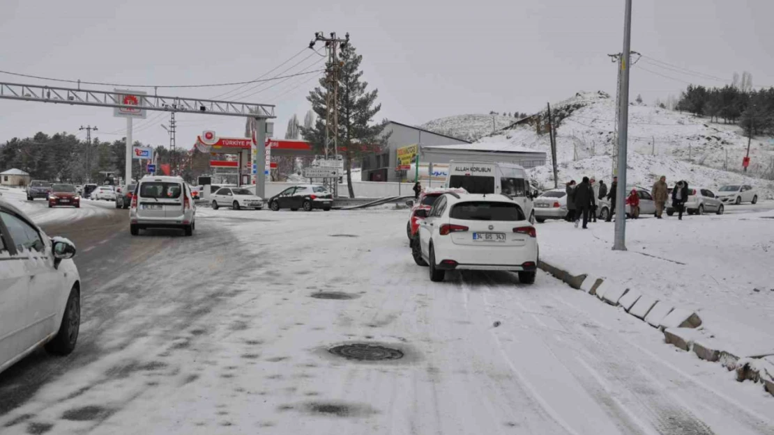 Kars'ta yollar buz pistine döndü