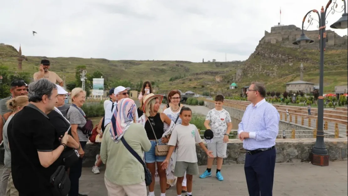 Kars Valisi turistlere rehberlik yaptı