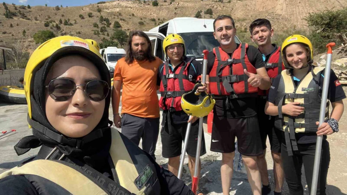 Kavurucu sıcaklarda rafting yaparak serinlediler