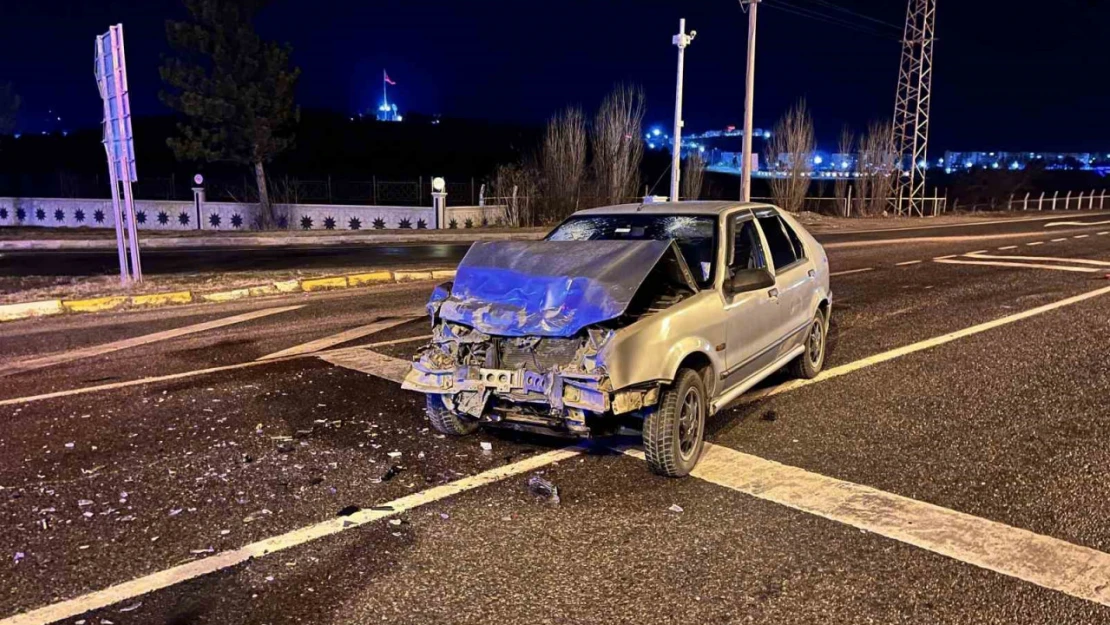 Kayganlaşan yol kazayı beraberinde getirdi:2 yaralı