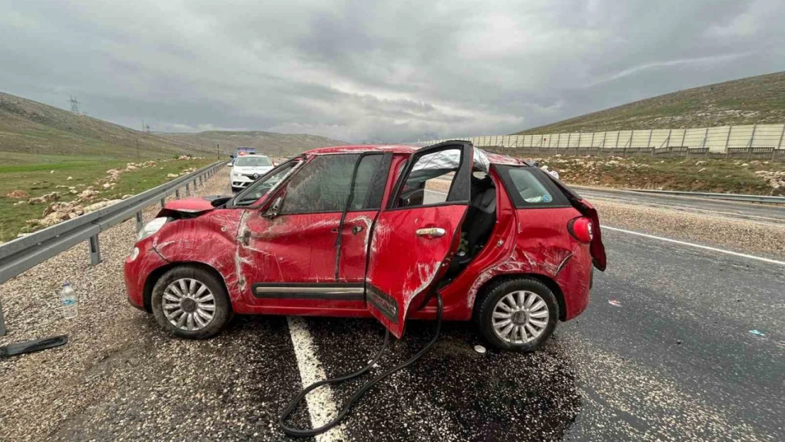 Kayganlaşan yolda karşı şeride geçip takla attı: 3 yaralı