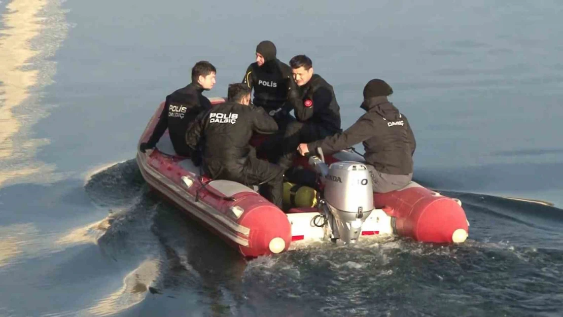 Kayıp şahıs jandarma ve polis ekipleri tarafından su altında aranıyor