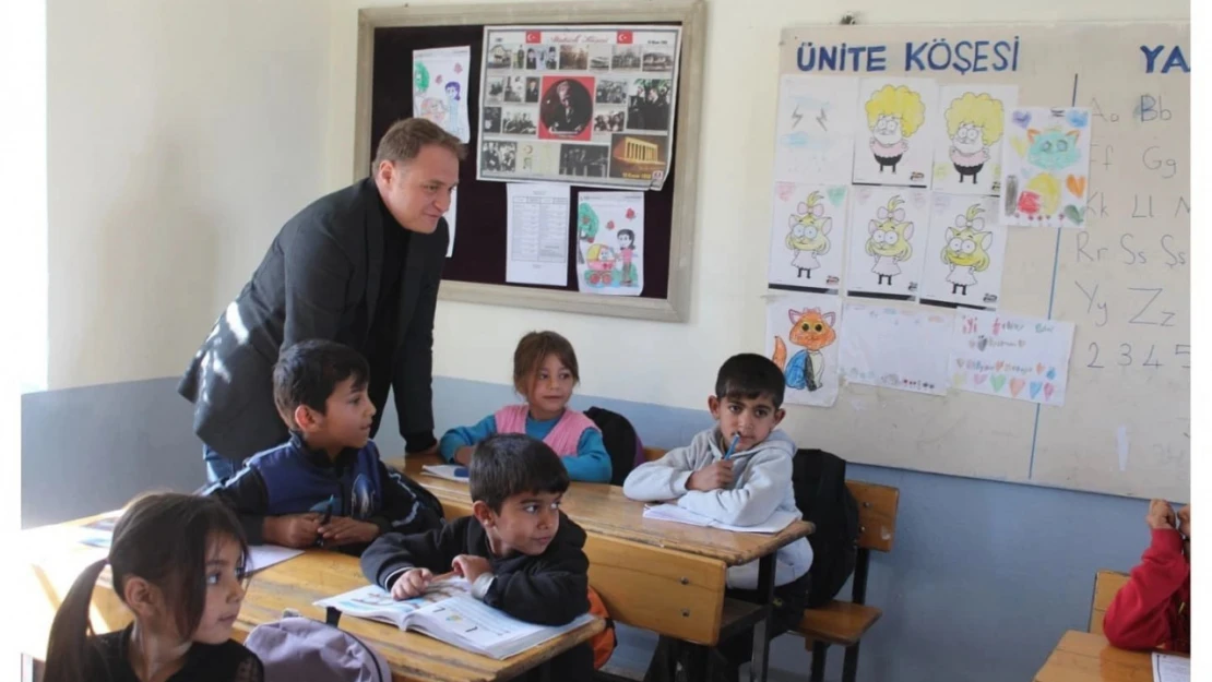 Kaymakam Koşansu köy okullarına kırtasiye yardımı yaptı