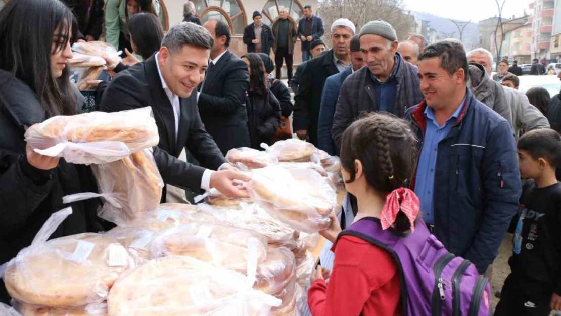 Kaymakam Özçelik, kız öğrencileri ile birlikte Ramazan pidesi dağıttı