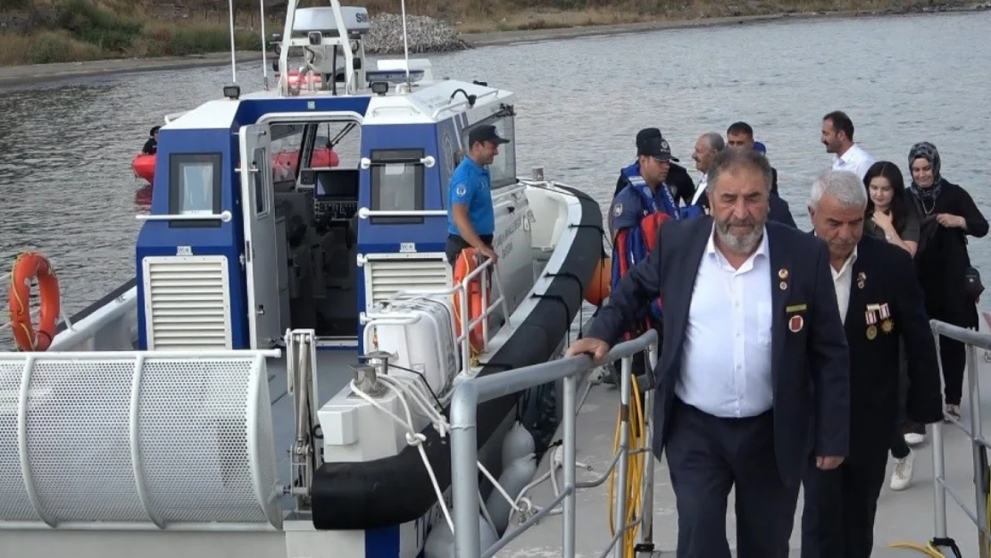 Kıbrıs gazilerine deniz polislerden jest