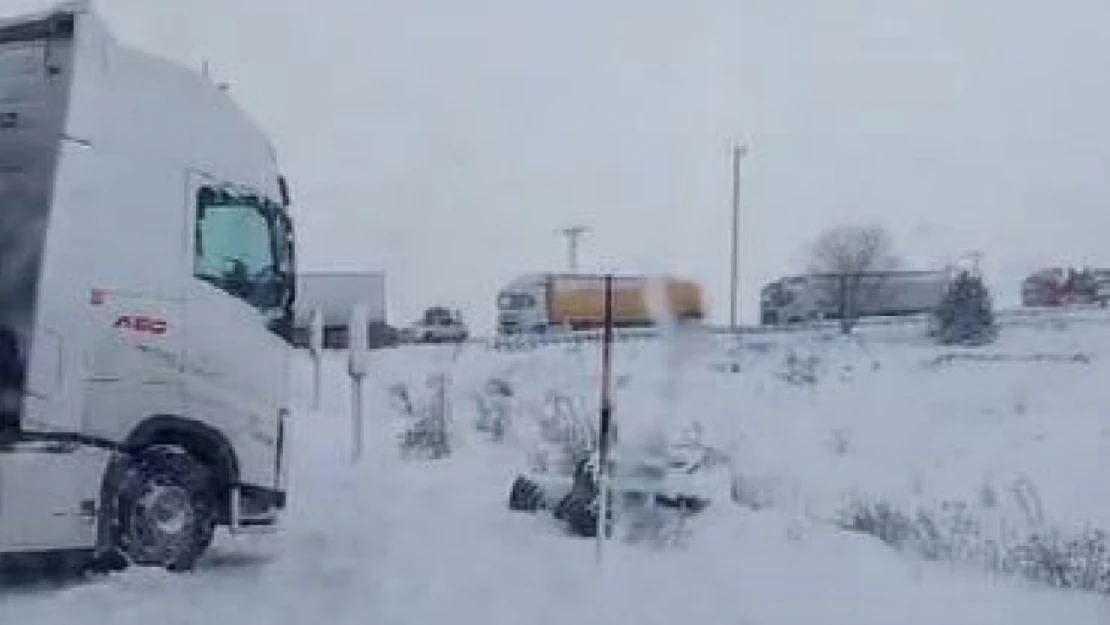 Kış erken geldi, tırlar yolda kaldı