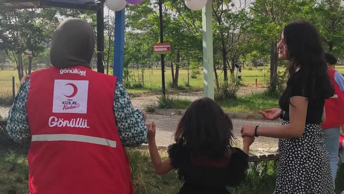 Kızılay Ağrı'dan çocuklara sürpriz doğum günü kutlaması