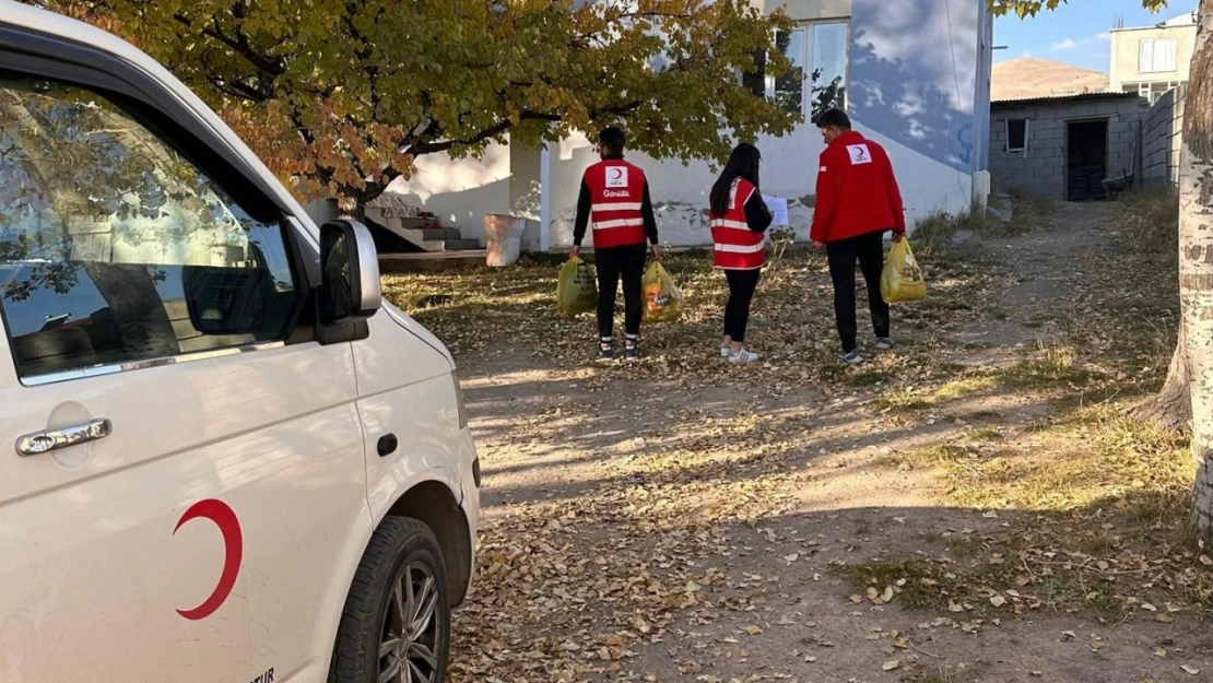 Kızılay'dan ihtiyaç sahibi ailelere kıyafet ve gıda desteği