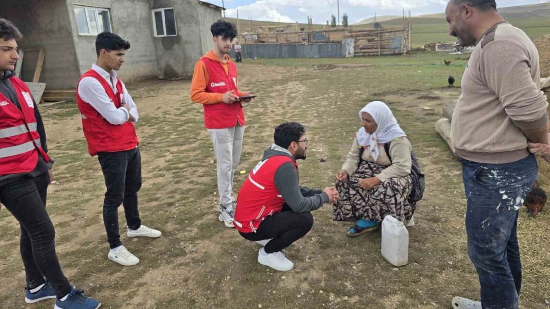 Kızılay gönüllüleri Diyadin'de ihtiyaç sahibi ailelerin umudu oluyor