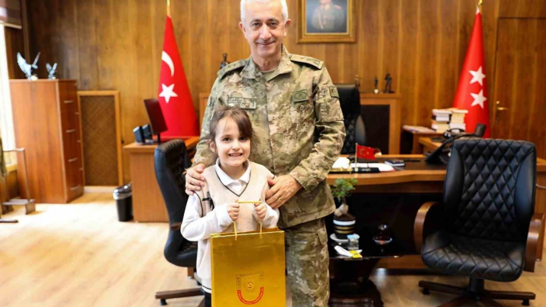 Kolordu Komutanı Tümgeneral Tevfik Alkan, minik öğrencileri kabul etti