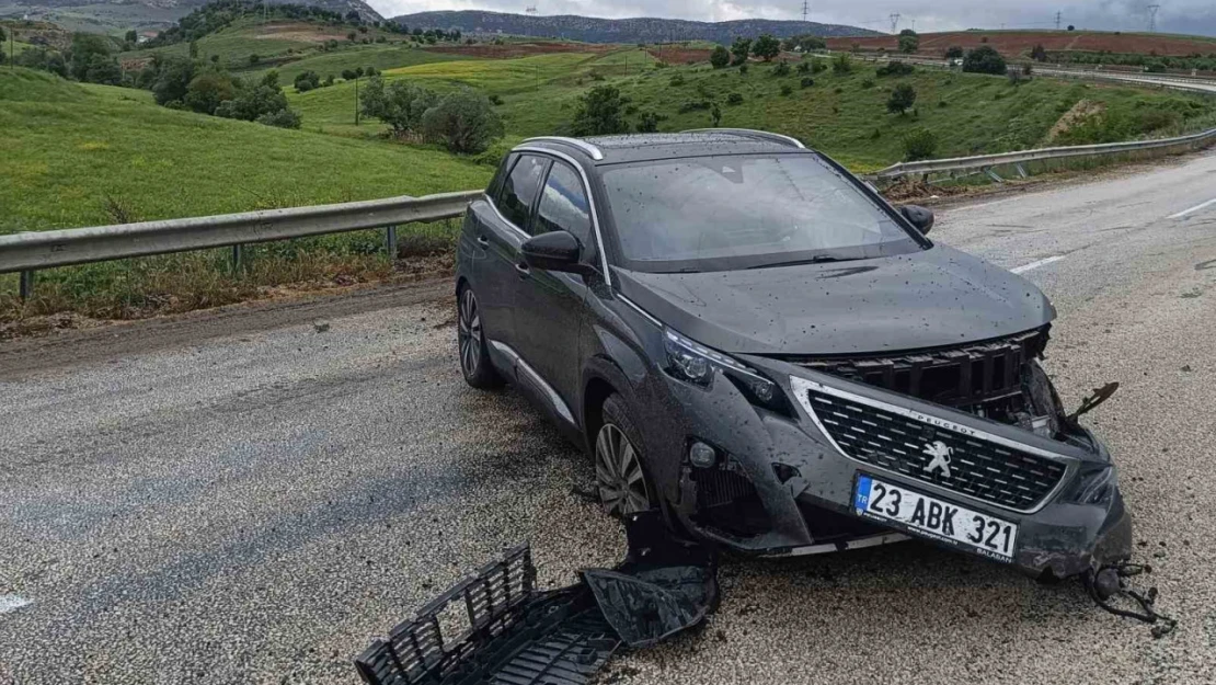 Kontrolden çıkan otomobil bariyerlere çarptı