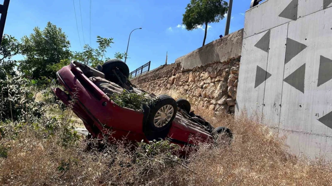 Kontrolden çıkan otomobil şarampole uçtu: 1'i ağır 3 yaralı