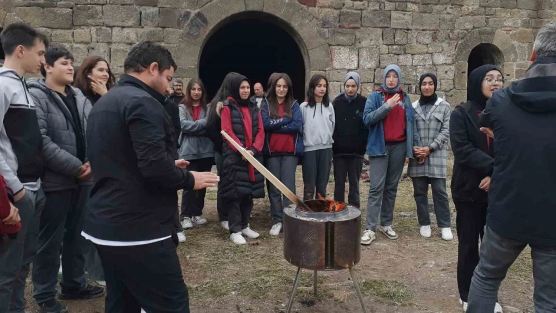 Lise öğrencileri tabyada tarih dersi görmeye devam ediyor