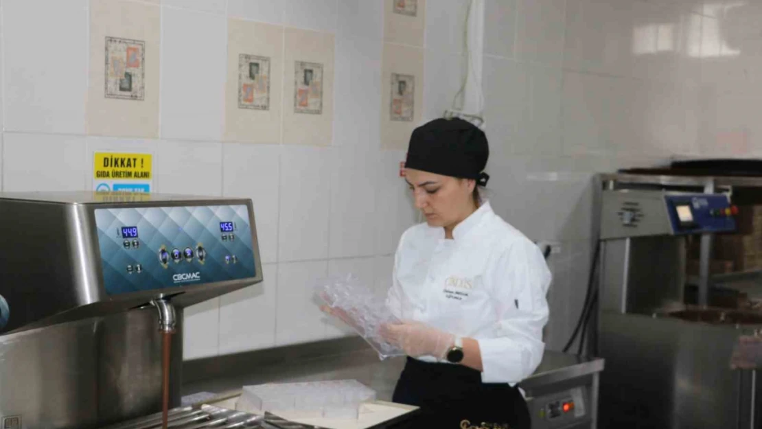 Lise öğrencilerinin yoğun çikolata mesaisi