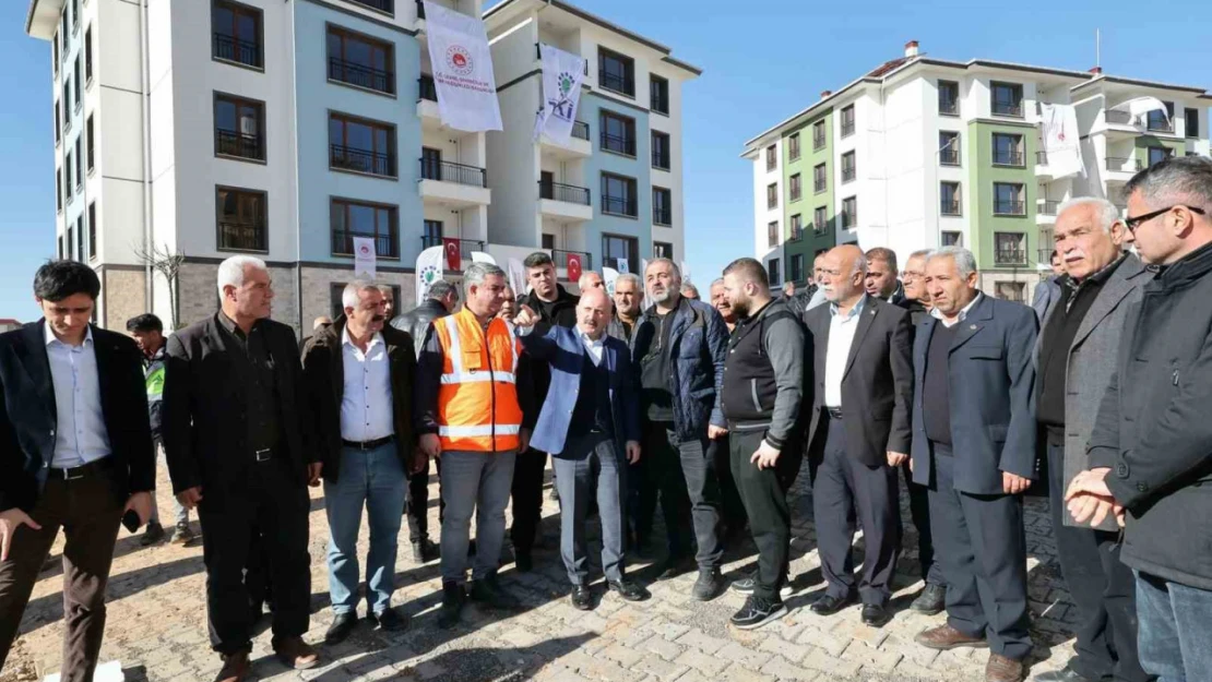 Mahalle muhtarları ve basın mensuplarına deprem alanı gezdirildi