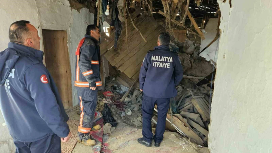 Malatya'da ağıl çöktü, göçük altında kalan 6 büyükbaş hayvanı itfaiye kurtardı