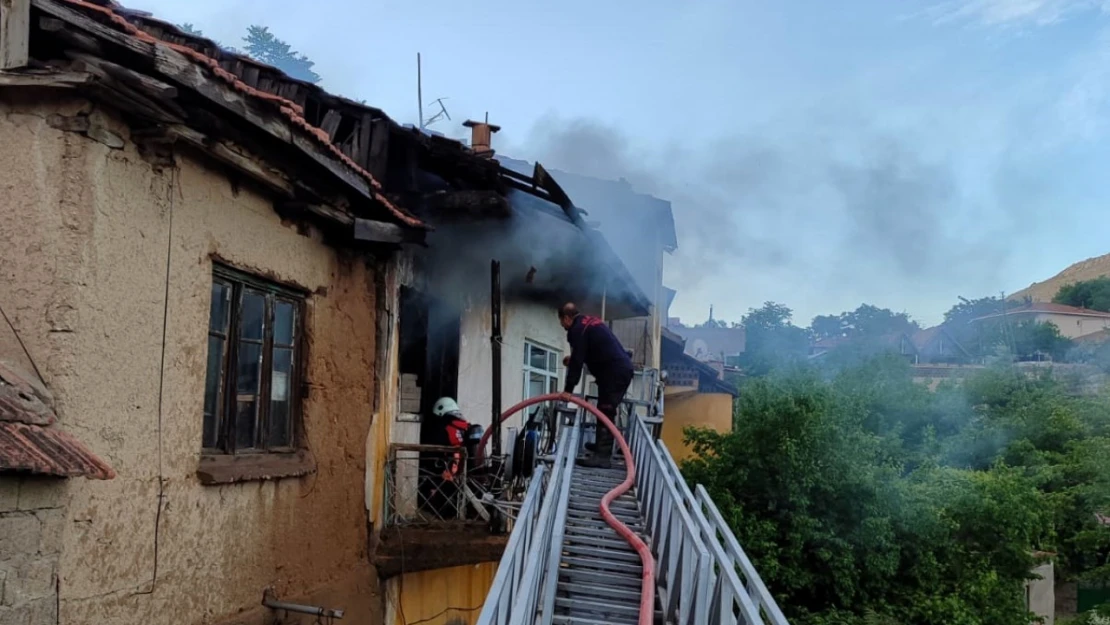 Malatya'da ev yangını, 2 kişi dumandan etkilendi