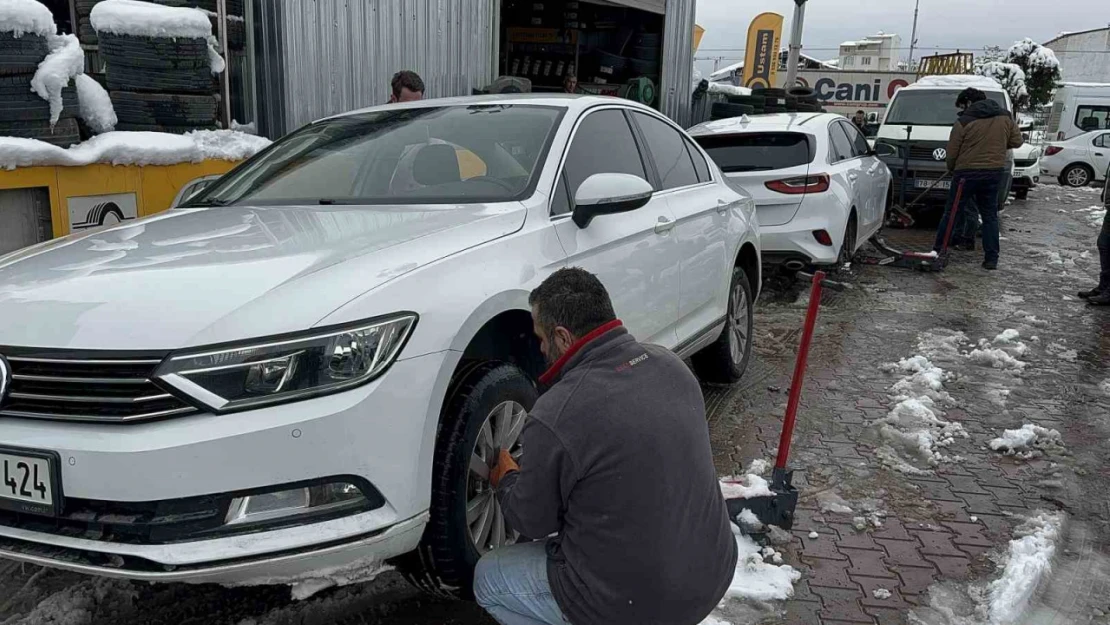 Malatya'da kar yağdı, lastikçilerde kuyruk oluştu