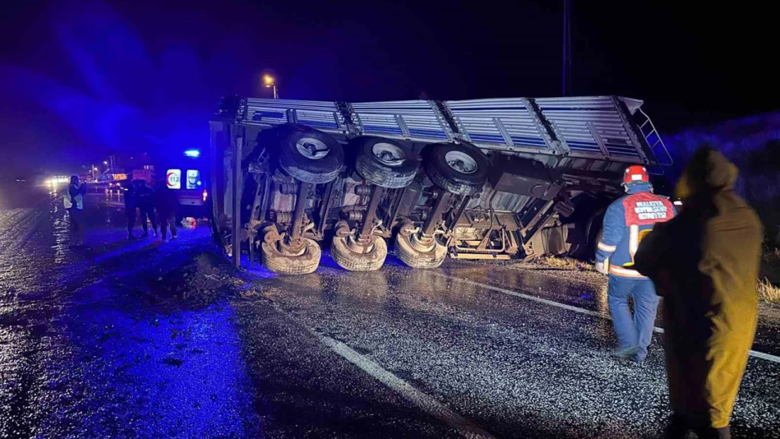 Malatya'da maden yüklü tır devrildi: 1 yaralı