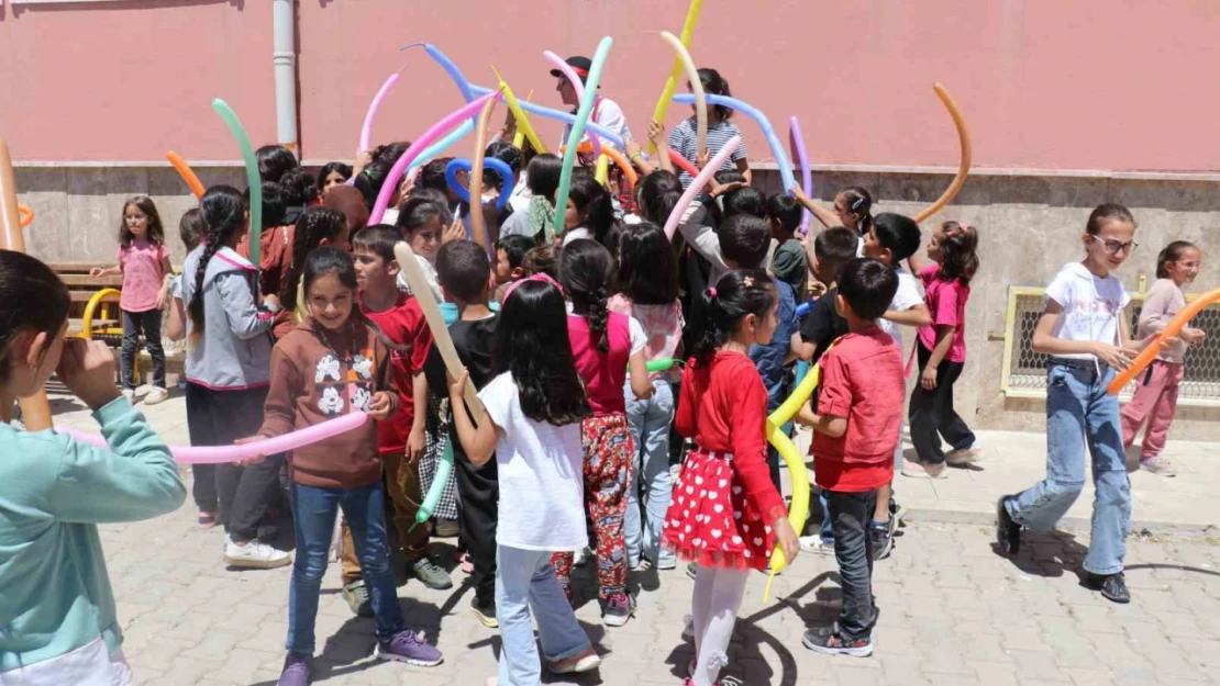Malatya'da okul okul gezip öğrencileri eğlendiriyorlar