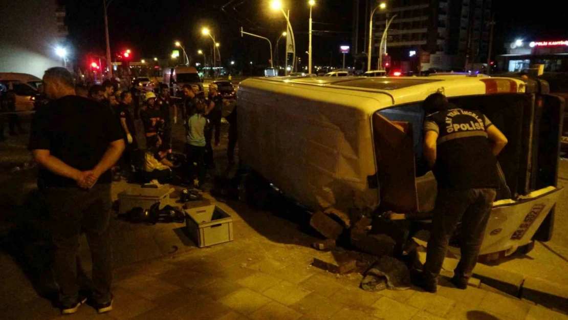 Malatya'da otomobil ile çarpışan işçi servisi devrildi: 1 ölü, 13 yaralı