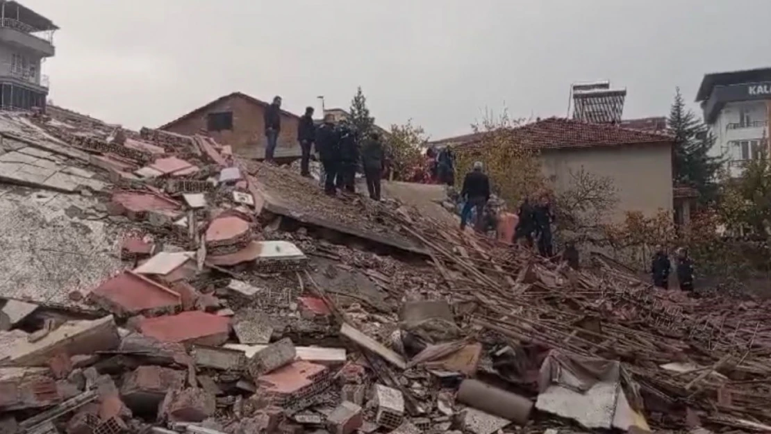 Malatya'nın Yeşilyurt ilçesinde ağır hasarlı 4 katlı bir binada yıkım sırasında göçük meydana gelirken kepçe operatörü enkaz altında kaldı. Olay yerine çok sayıda arama kurtarma ekibi sevk edildi.