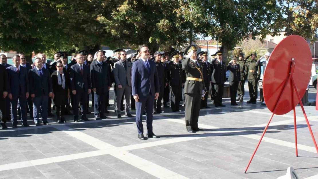 Malazgirt'te 29 Ekim Cumhuriyet bayramı çelenk koyma töreni yapıldı