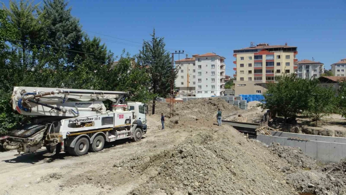 Menfez çalışması sırasında akıma kapılan genç yaralandı