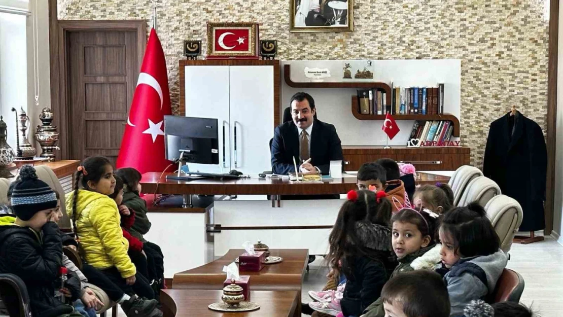 Minik öğrencilerden Kaymakam Akköz'e ziyaret